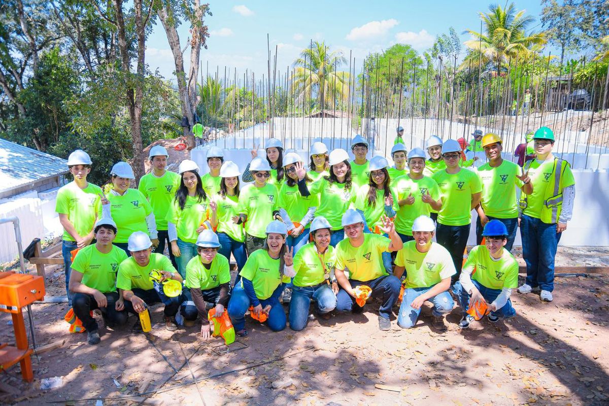 Estudiantes de ingeniería y equipo de Formas Térmicas durante la capacitación del sistema constructivo ICF en obra.