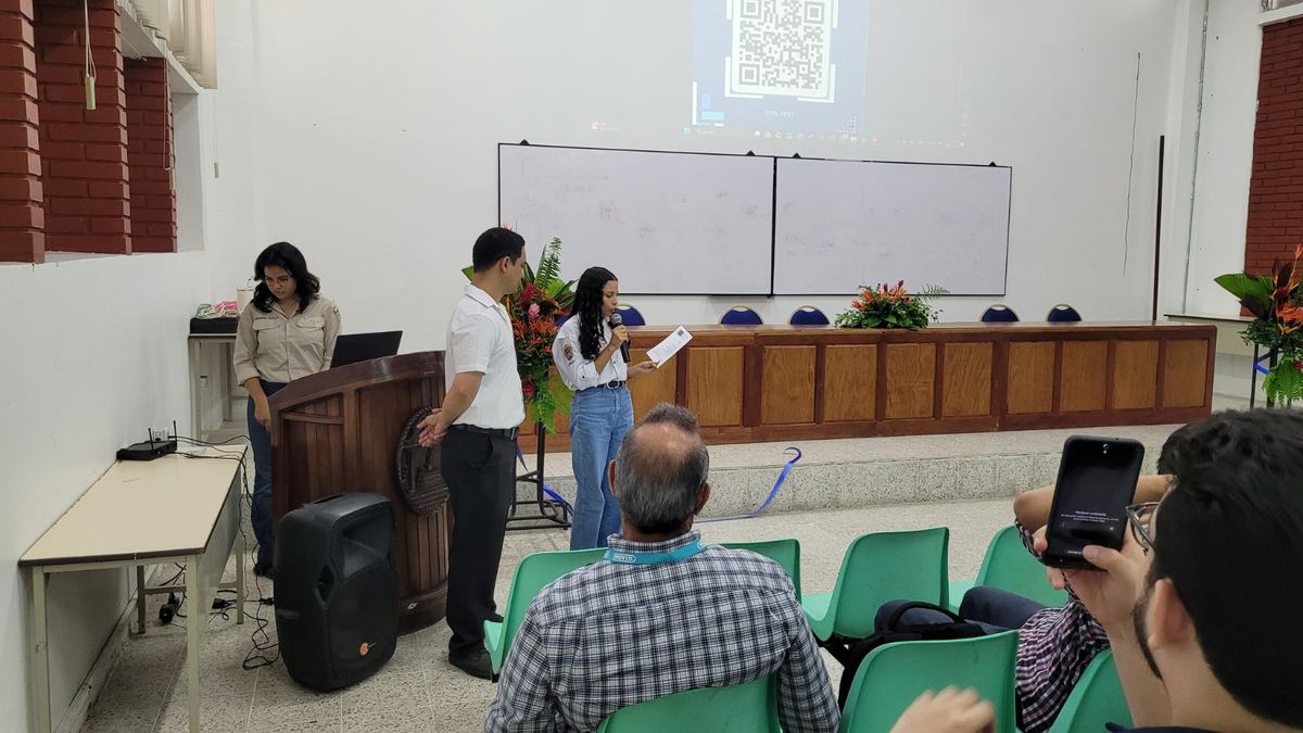 Entrega de reconocimiento al Arq. Carlos Madrid al cierre de su participación en Civil Fest de UNAH Campus Cortés.